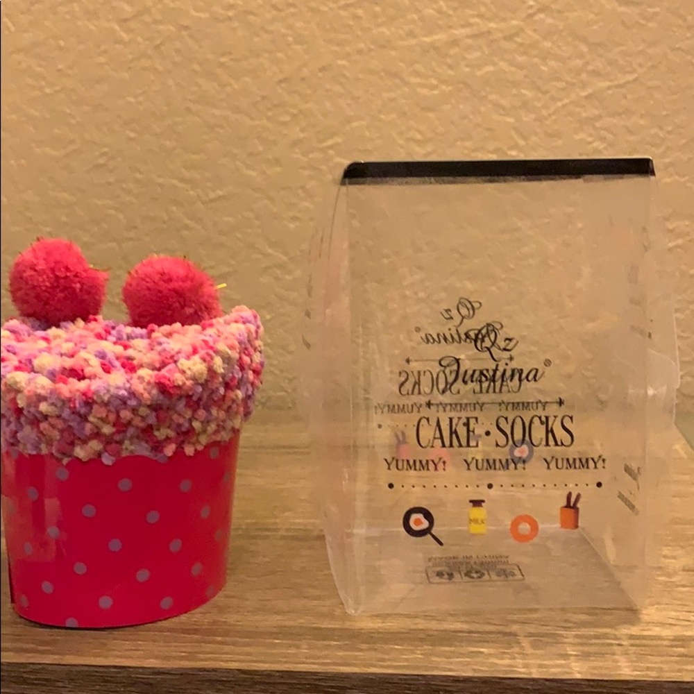 3 for $20 NWT Cozy Fuchsia Cupcake Socks - Picture 6 of 7